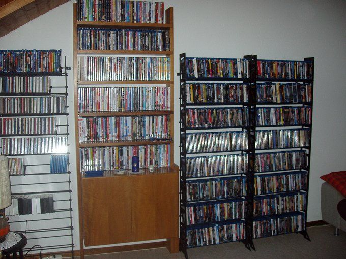 Blu-ray und DVD-Wand bei Sitzecke